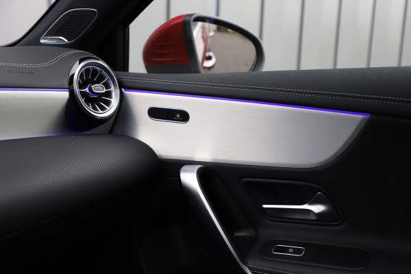Mercedes-Benz A-Klasse 250e AMG | 218PK | Pano | Sfeerverlichting | Burmester | Multibeam | Leder | Distronic | Stuurwielverwarming | Trekhaak | 2024.