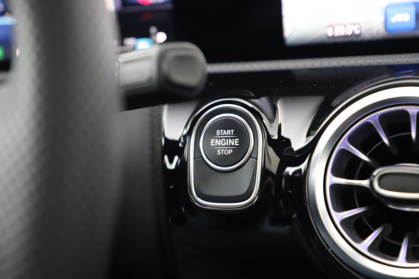 Mercedes-Benz A-Klasse 250e AMG | 218PK | Pano | Sfeerverlichting | Burmester | Multibeam | Leder | Distronic | Stuurwielverwarming | Trekhaak | 2024.