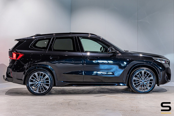 BMW iX1 XDrive30 Launch Edition 67 kWh|M-sport|Pano|H&K|NAP