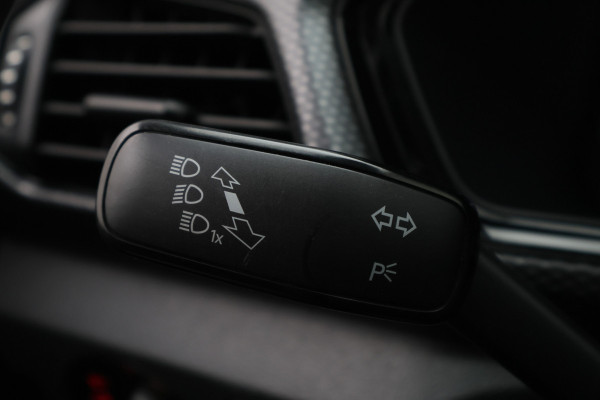 Volkswagen T-Cross 1.0 TSI Life ACC, Climate, Apple Carplay, Dodehoeksensor, PDC, 17"