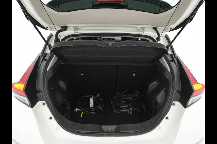 Nissan Leaf Acenta 40 kWh (INCL-BTW) Aut. *HEATPUMP | ADAPTIVE-CRUISE | KEYLESS | TOPVIEW | NAVI-FULLMAP | BLINDSPOT | DAB+ | HEATED-COMFORTSEATS | DIGI-COCKPIT | PRIVACYGLASS | 16"ALU*