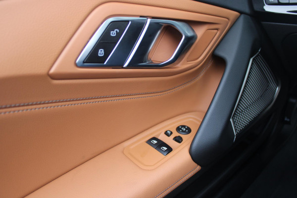 BMW Z4 Roadster sDRIVE 20i HIGH EXECUTIVE M-SPORT AUTOMAAT | M INTERIEURPAKKET  | M EXTERIEURPAKKET | M SPORTSTUUR | 19" VIJFDUBBELSPAAKS M SPORTWIELEN | NAVIGATIE | DRAADLOZE APPLE CARPLAY / ANDROID AUTO |  LEDER VERNASCA COGNAC | STOEL / STUUR VERWARMING | ACHTERUITRIJCAMERA | FULL LED KOPLAMPEN | SAFETY PAKKET | DODEHOEK DETECTIE | HARMAN KARDON |