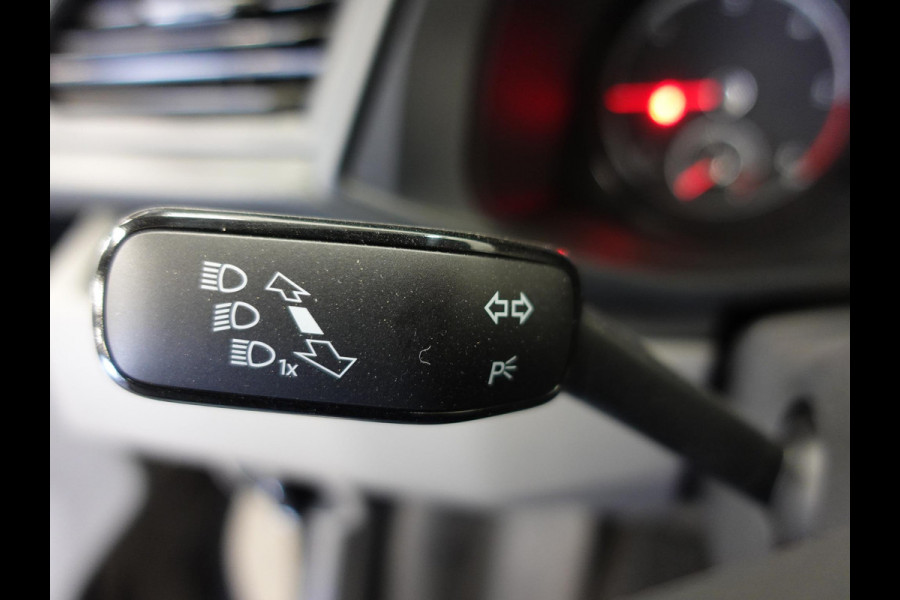 Volkswagen Transporter 150pk L2H1 28 Highline Automaat Trekhaak Navigatie Carplay Camera  Cruise control Lm velgen