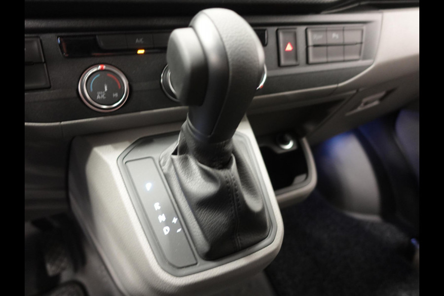 Volkswagen Transporter 150pk L2H1 28 Highline Automaat Trekhaak Navigatie Carplay Camera  Cruise control Lm velgen
