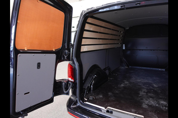 Volkswagen Transporter 150pk L2H1 28 Highline Automaat Trekhaak Navigatie Carplay Camera  Cruise control Lm velgen