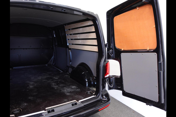 Volkswagen Transporter 150pk L2H1 28 Highline Automaat Trekhaak Navigatie Carplay Camera  Cruise control Lm velgen