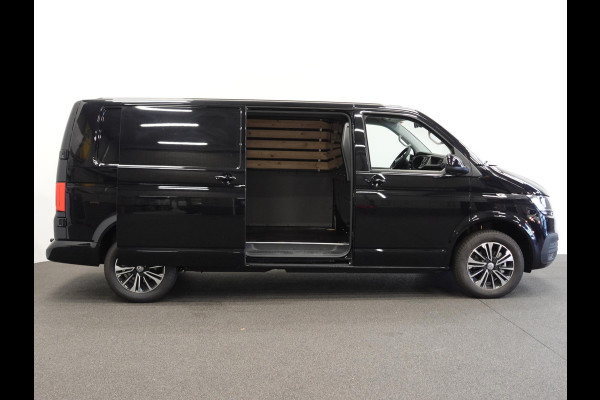 Volkswagen Transporter 150pk L2H1 28 Highline Automaat Trekhaak Navigatie Carplay Camera  Cruise control Lm velgen