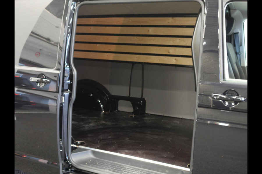 Volkswagen Transporter 150pk L2H1 28 Highline Automaat Trekhaak Navigatie Carplay Camera  Cruise control Lm velgen
