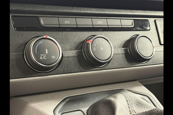 Volkswagen Transporter 2.0 150PK L2H1 Highline Automaat Airco  Navi Parkeersensoren Camera Trekhaak Carplay