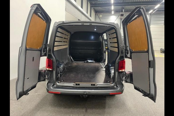 Volkswagen Transporter 2.0 TDI L2H1 28 Highline Automaat Airco Cruise Control Navi PDC V&A Trekhaak