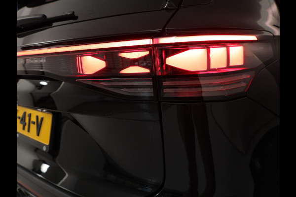 Volkswagen Tayron 1.5 eHybrid R-Line Edition 204 pk Automaat (DSG) | Verlengde garantie | Navigatie | Panoramadak | Trekhaak (wegklapbaar) | Parkeersensoren (Park assist) | Achteruitrijcamera | Stoelverwarming | R-Line |