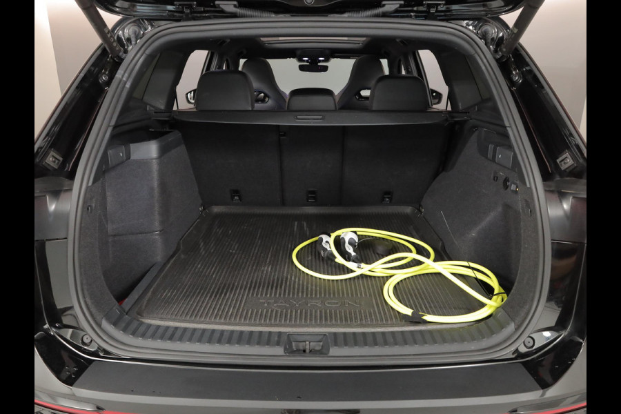 Volkswagen Tayron 1.5 eHybrid R-Line Edition 204 pk Automaat (DSG) | Verlengde garantie | Navigatie | Panoramadak | Trekhaak (wegklapbaar) | Parkeersensoren (Park assist) | Achteruitrijcamera | Stoelverwarming | R-Line |