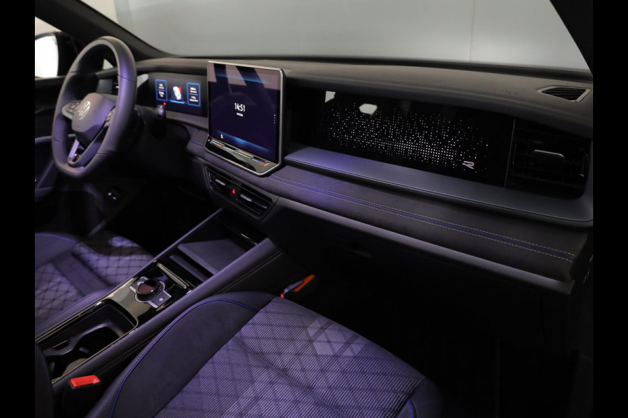 Volkswagen Tayron 1.5 eHybrid R-Line Edition 204 pk Automaat (DSG) | Verlengde garantie | Navigatie | Panoramadak | Trekhaak (wegklapbaar) | Parkeersensoren (Park assist) | Achteruitrijcamera | Stoelverwarming | R-Line |