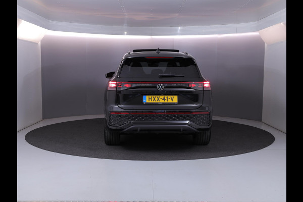 Volkswagen Tayron 1.5 eHybrid R-Line Edition 204 pk Automaat (DSG) | Verlengde garantie | Navigatie | Panoramadak | Trekhaak (wegklapbaar) | Parkeersensoren (Park assist) | Achteruitrijcamera | Stoelverwarming | R-Line |