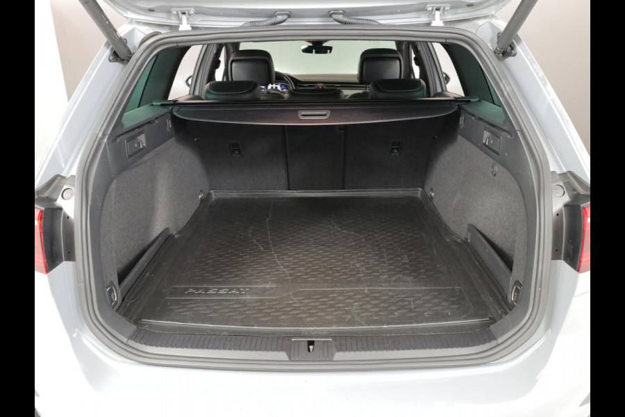 Volkswagen Passat Variant 1.5 TSI R-Line Business + 150pk DSG| Pano-dak| Luxe lederen interieur| Matrix LED