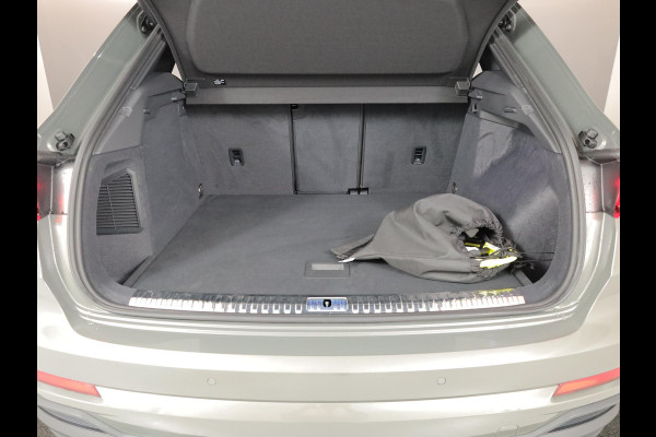 Audi Q3 45 TFSI e S edition 245pk | Parkeercamera | Navigatie| 20 inch Lichtmetalen velgen | 3 spaaks afgevlakt stuurwiel
