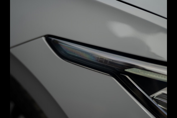 Volkswagen Golf 1.5 eTSI R-Line Edition | Panodak | IQ Light | Trekhaak wegkl. | Harman/Kardon | Head Up | Prijs Rijklaar!!