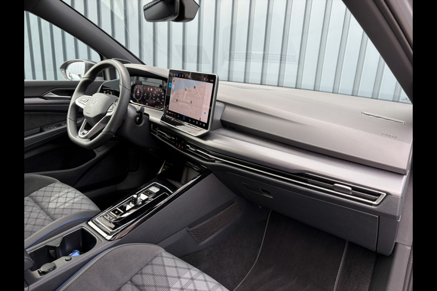 Volkswagen Golf 1.5 eTSI R-Line Edition | Panodak | IQ Light | Trekhaak wegkl. | Harman/Kardon | Head Up | Prijs Rijklaar!!