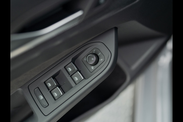 Volkswagen Golf 1.5 eTSI R-Line Edition | Panodak | IQ Light | Trekhaak wegkl. | Harman/Kardon | Head Up | Prijs Rijklaar!!
