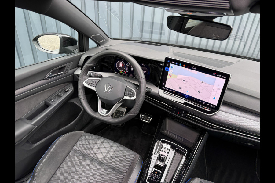 Volkswagen Golf 1.5 eTSI R-Line Edition | Panodak | IQ Light | Trekhaak wegkl. | Harman/Kardon | Head Up | Prijs Rijklaar!!