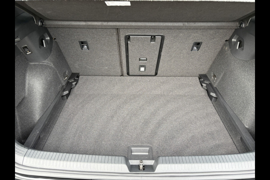 Volkswagen Golf 1.5 eTSI R-Line Edition | Panodak | IQ Light | Trekhaak wegkl. | Harman/Kardon | Head Up | Prijs Rijklaar!!