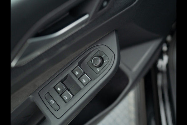 Volkswagen Golf 1.5 eTSI R-Line Edition | Panodak | IQ Light | Trekhaak wegkl. | Harman/Kardon | Head Up | Prijs Rijklaar!!