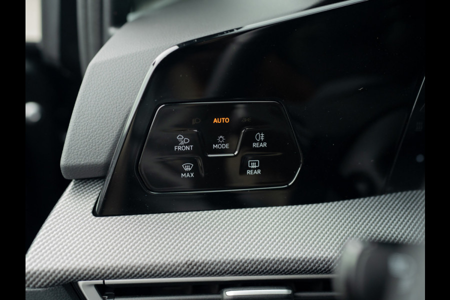 Volkswagen Golf 1.5 eTSI R-Line Edition | Panodak | IQ Light | Trekhaak wegkl. | Harman/Kardon | Head Up | Prijs Rijklaar!!