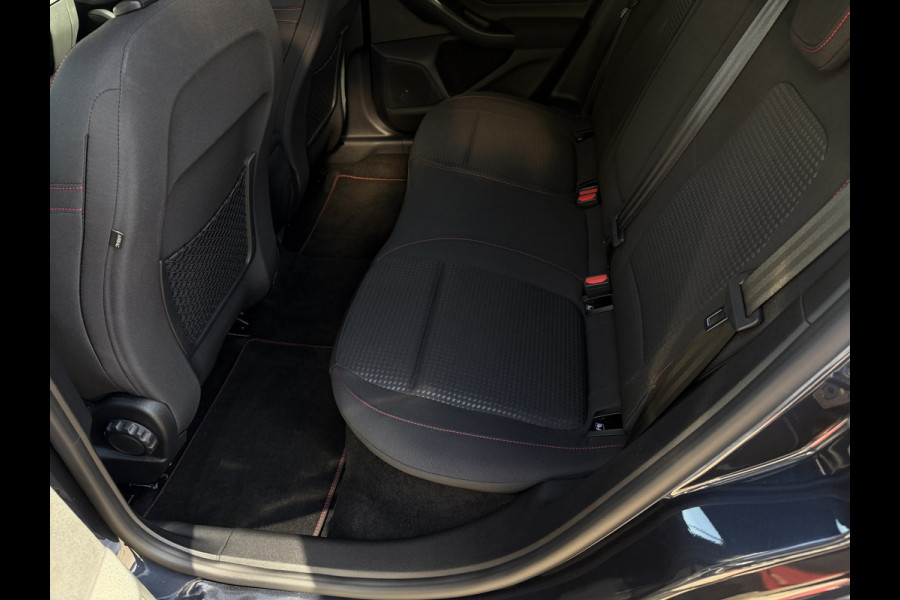 Ford Focus 1.5 ST Line X Business / Automaat / Carplay / Camera / Keyless / Sensoren V+A /