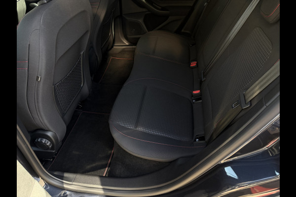 Ford Focus 1.5 ST Line X Business / Automaat / Carplay / Camera / Keyless / Sensoren V+A /