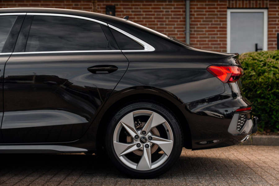 Audi A3 Limousine 30 TFSI S Edition 110 PK Aut. 2x S-Line Pano LED Matrix Trekhaak 17''