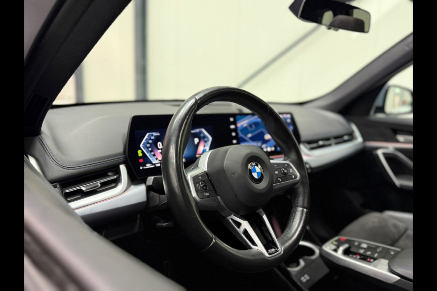 BMW X1 BMW sDrive20i M Sport Pano Sportstoelen ACC Trekhaak Navi LED Camera Carplay