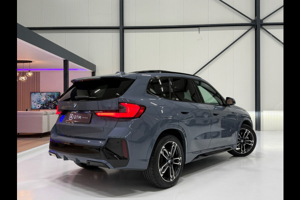 BMW X1 BMW sDrive20i M Sport Pano Sportstoelen ACC Trekhaak Navi LED Camera Carplay