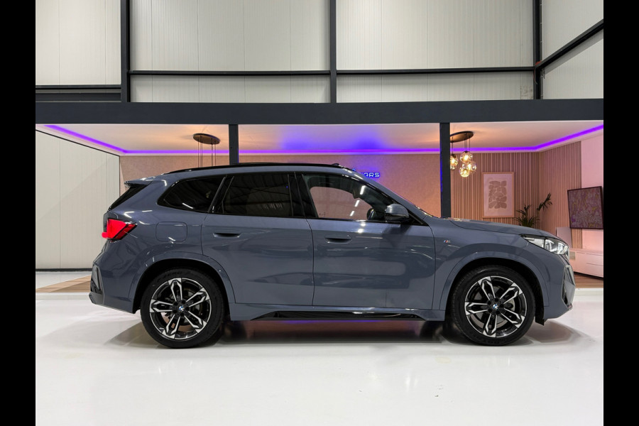 BMW X1 BMW sDrive20i M Sport Pano Sportstoelen ACC Trekhaak Navi LED Camera Carplay