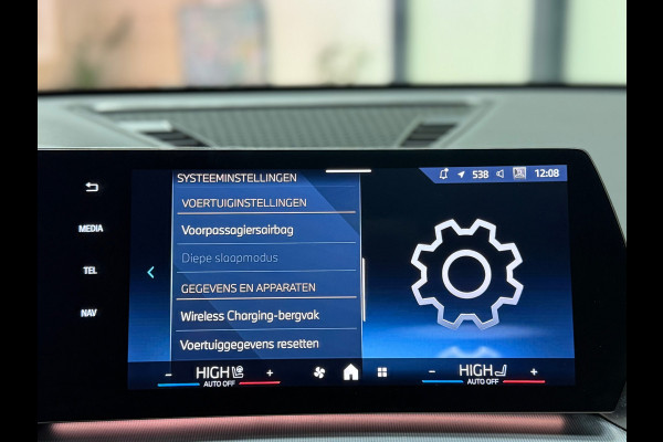 BMW X1 BMW sDrive20i M Sport Pano Sportstoelen ACC Trekhaak Navi LED Camera Carplay