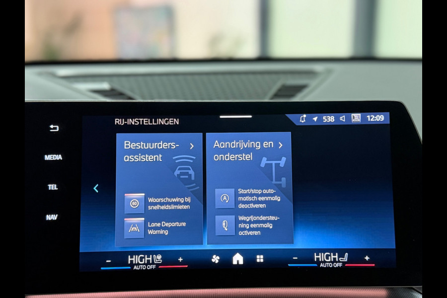 BMW X1 BMW sDrive20i M Sport Pano Sportstoelen ACC Trekhaak Navi LED Camera Carplay