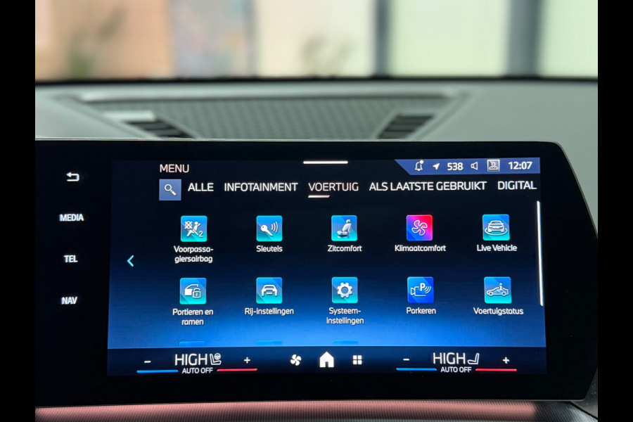 BMW X1 BMW sDrive20i M Sport Pano Sportstoelen ACC Trekhaak Navi LED Camera Carplay