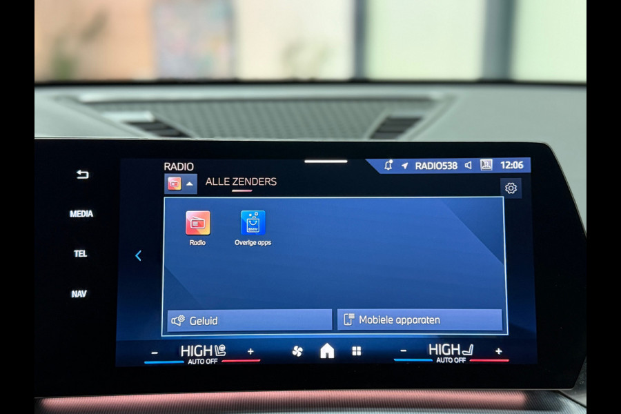 BMW X1 BMW sDrive20i M Sport Pano Sportstoelen ACC Trekhaak Navi LED Camera Carplay