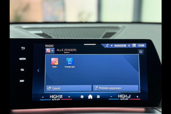 BMW X1 BMW sDrive20i M Sport Pano Sportstoelen ACC Trekhaak Navi LED Camera Carplay