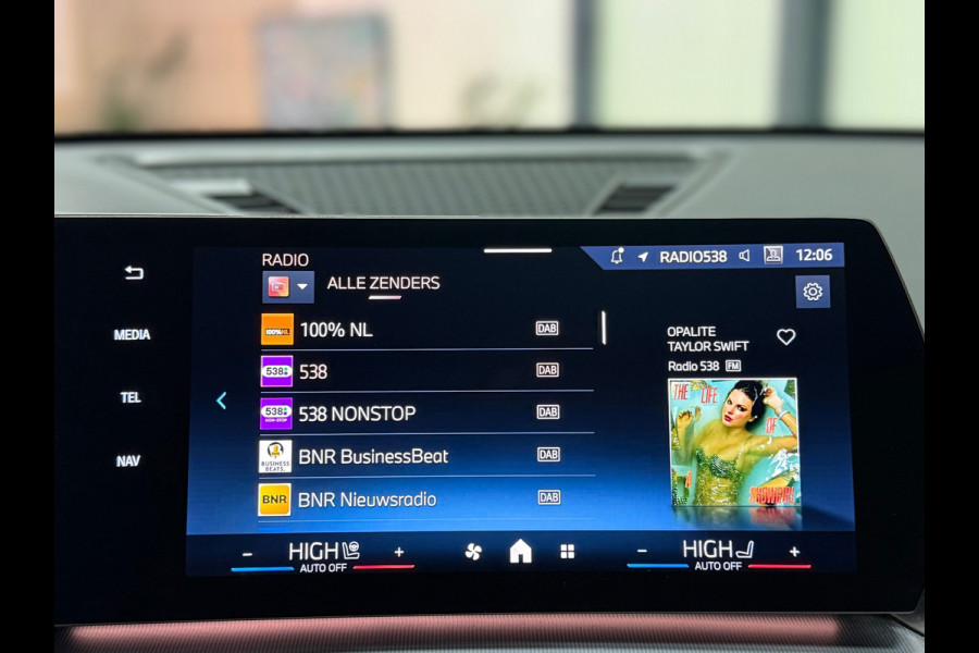 BMW X1 BMW sDrive20i M Sport Pano Sportstoelen ACC Trekhaak Navi LED Camera Carplay