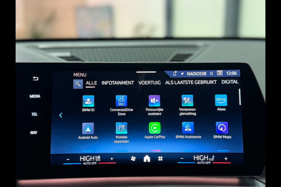 BMW X1 BMW sDrive20i M Sport Pano Sportstoelen ACC Trekhaak Navi LED Camera Carplay