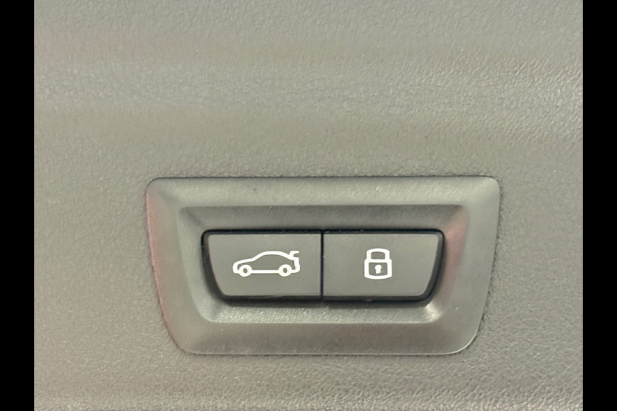 BMW X1 BMW sDrive20i M Sport Pano Sportstoelen ACC Trekhaak Navi LED Camera Carplay