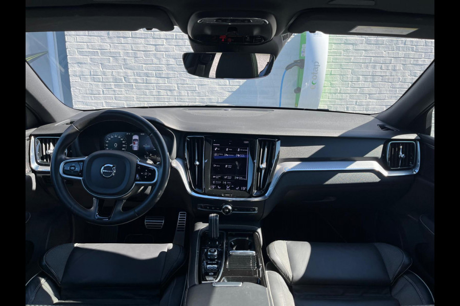 Volvo V60 2.0 T6 Recharge AWD R-Design Plug-in Hybrid | Panorama dak | Zwenkbare trekhaak | Memory |