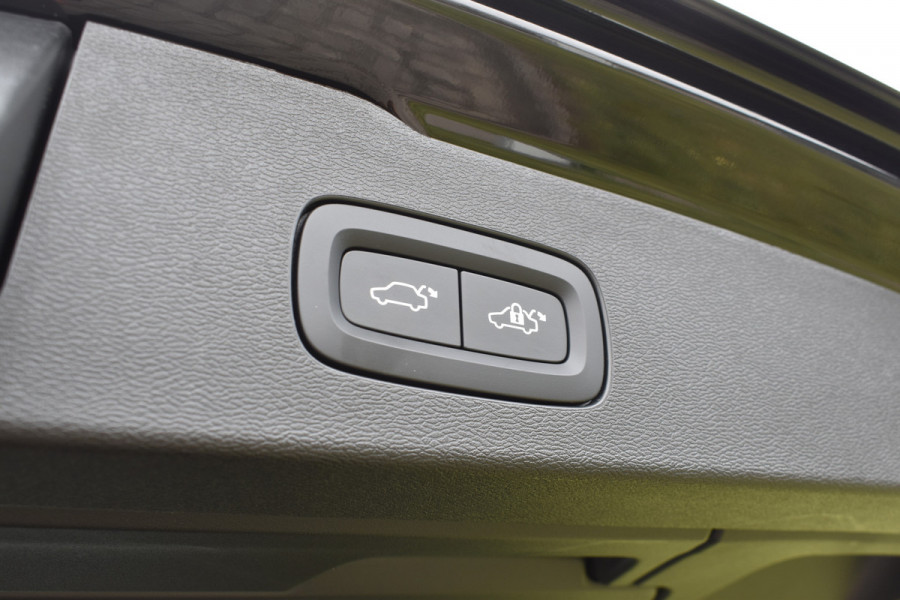 Volvo V60 B4 211PK Automaat Plus Dark | Trekhaak | ACC | Leder | Stoelverwarming | 360 Camera | 18"LMV