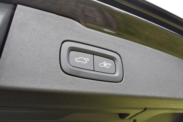 Volvo V60 B4 211PK Automaat Plus Dark | Trekhaak | ACC | Leder | Stoelverwarming | 360 Camera | 18"LMV
