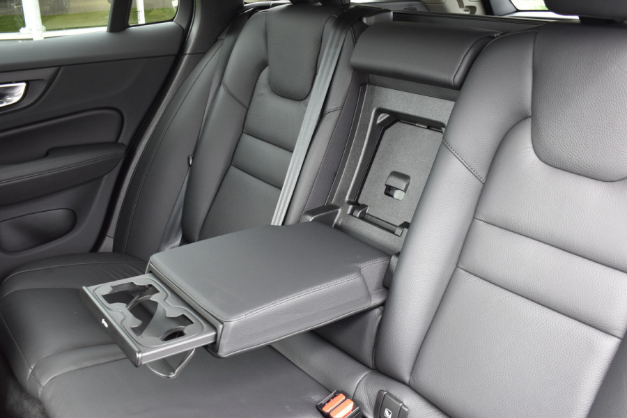 Volvo V60 B4 211PK Automaat Plus Dark | Trekhaak | ACC | Leder | Stoelverwarming | 360 Camera | 18"LMV
