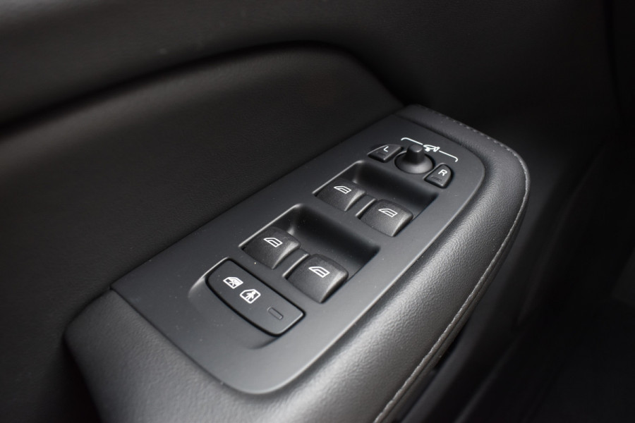 Volvo V60 B4 211PK Automaat Plus Dark | Trekhaak | ACC | Leder | Stoelverwarming | 360 Camera | 18"LMV