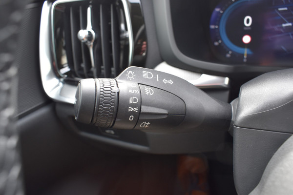 Volvo V60 B4 211PK Automaat Plus Dark | Trekhaak | ACC | Leder | Stoelverwarming | 360 Camera | 18"LMV