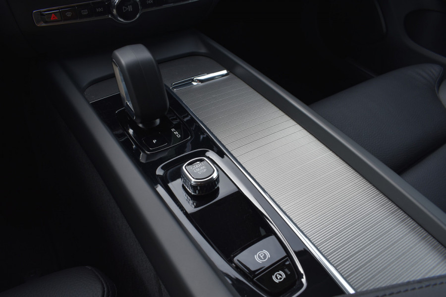 Volvo V60 B4 211PK Automaat Plus Dark | Trekhaak | ACC | Leder | Stoelverwarming | 360 Camera | 18"LMV