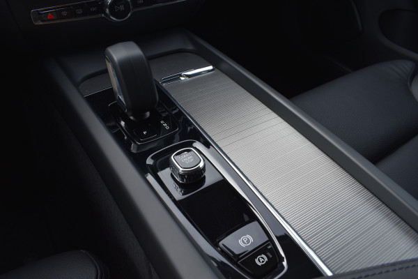 Volvo V60 B4 211PK Automaat Plus Dark | Trekhaak | ACC | Leder | Stoelverwarming | 360 Camera | 18"LMV