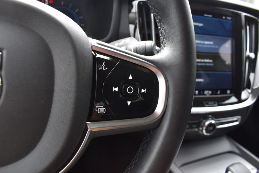 Volvo V60 B4 211PK Automaat Plus Dark | Trekhaak | ACC | Leder | Stoelverwarming | 360 Camera | 18"LMV